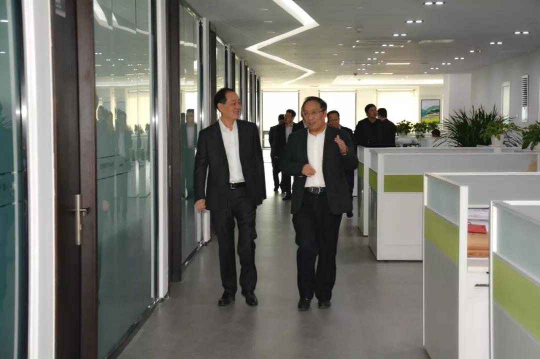 孙华副总经理一行首先在我所首席合伙人张巧良律师的陪同下参观了我所